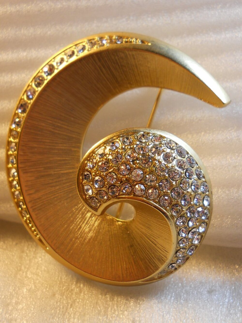 Jones New York - Swirl Pin   531